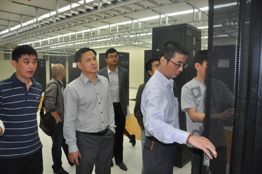 上海工程局集团领导检查成都调度楼通信机房施工情况-熊鑫摄影.png